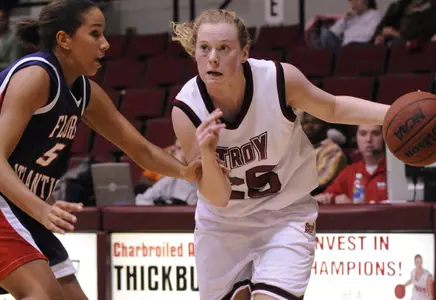 Trojans Hold Off FAU On Senior Night Image