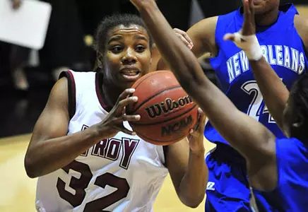 Troy De-Claws Lady Bears Image