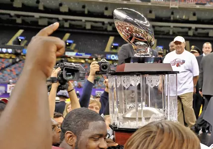 Trojans Truck Ohio In New Orleans Bowl Image