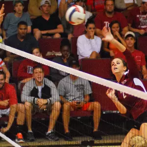 Trojans Split to Close Weekend Image