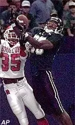 WR Adrian Burnette hauls<br>in a TD pass in front of<br>Houston's William Fields<br>during the first half.
