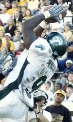 Roydell Williams hauls in a 3-yard touchdown during the second quarter.