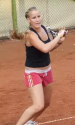 Freshman Hila Elster posted her second win of the week so far with a 7-6, 6-1 victory over Troy's Stephanie Viera.