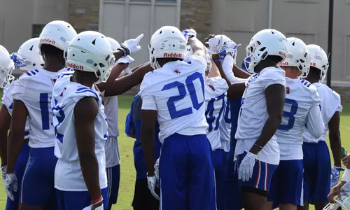 defensive back huddle