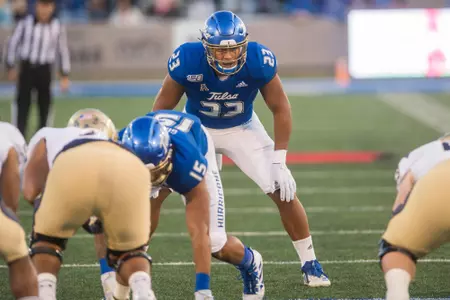 Zaven Collins playing football against Navy