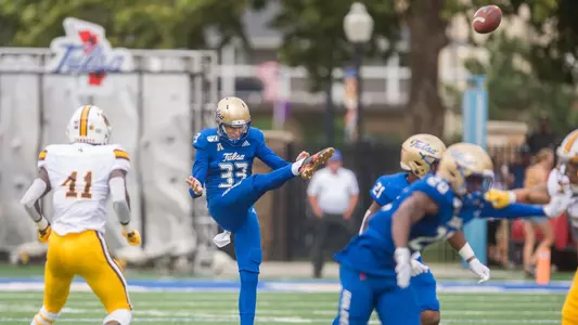 Thomas Bennett punts