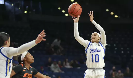 Alexis Gaulden playing basketball