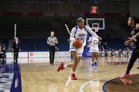 Rebecca Lescay playing basketball
