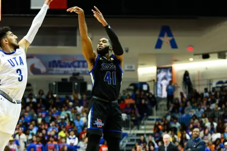 Jeriah Horne playing basketball