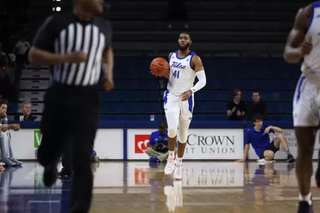 Jeriah Horne playing basketball