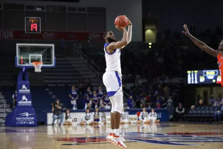 Jeriah Horne playing basketball