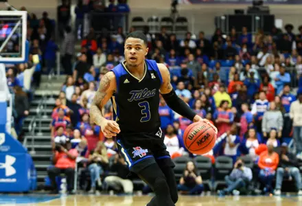 Elijah Joiner playing basketball