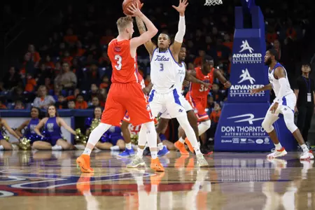 Elijah Joiner playing basketball