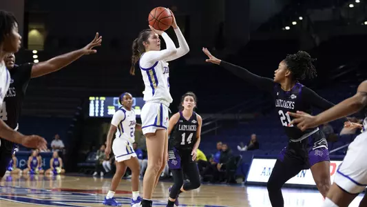 Addison Richards shoots from the field