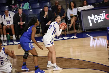 Kendrian Elliott playing basketball