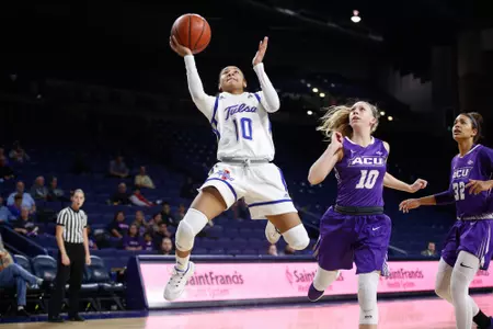 Alexis Gaulden playing basketball
