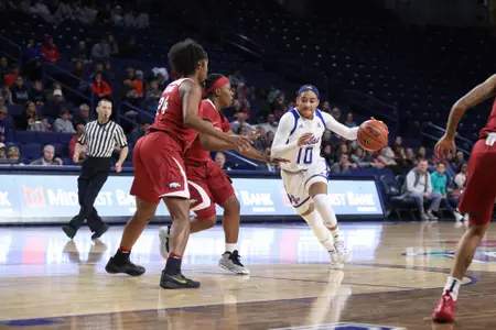 Alexis Gaulden playing basketball