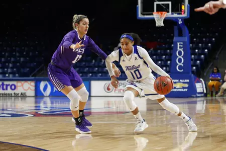 Alexis Gaulden playing basketball
