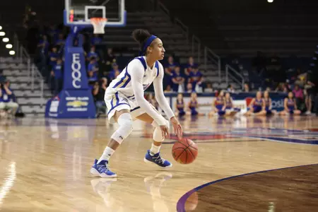 Alexis Gaulden playing basketball
