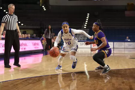 Alexis Gaulden playing basketball
