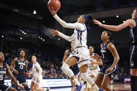 Alexis Gaulden playing basketball