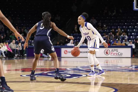 Alexis Gaulden playing basketball
