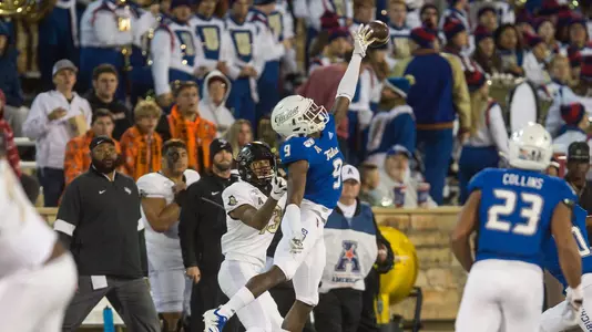 Reggie Robinson makes a defensive play