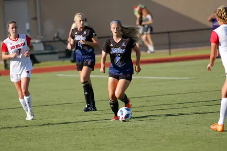 Alyssa Kaiser playing soccer
