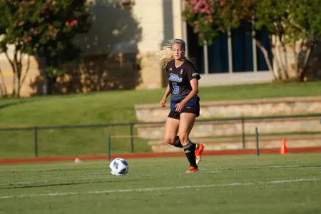 Alyssa Kaiser playing soccer