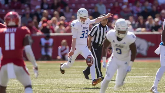 Thomas Bennett punts