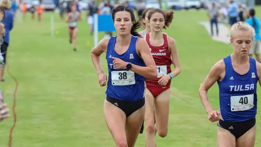 Caitlin Klopfer runs at the Hurricane Invitational