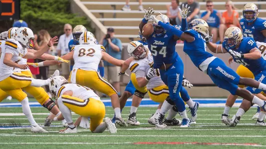 Reggie Robinson blocks field goal