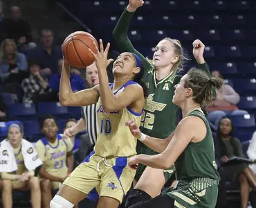 Alexis Gaulden playing basketball