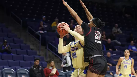 Kendrian Elliott playing basketball