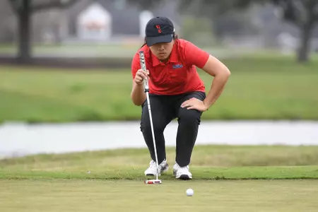 Lorena Tseng eyes her putt atatempt