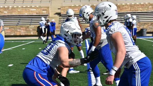 LInebackers working out