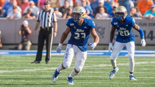 Zaven Collins getting in position