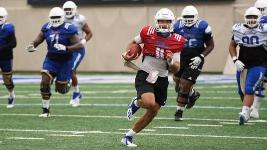 Zach Smith carries the ball in scrimmage