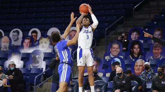Elijah Joiners shoots