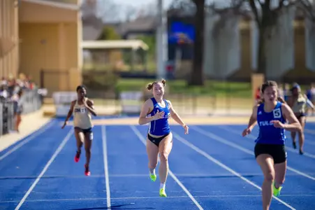 Hannah Booe running track