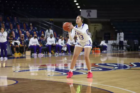Jessika Evans playing basketball
