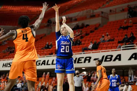 Elin Hrafnkelsdottir playing basketball