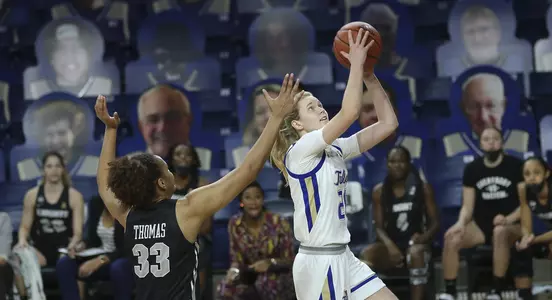 Elin Hrafnkelsdottir playing basketball