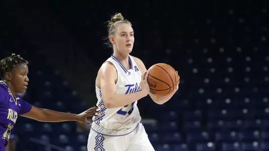 Katelyn Levings playing basketball