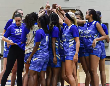 2022 wbb huddle shot