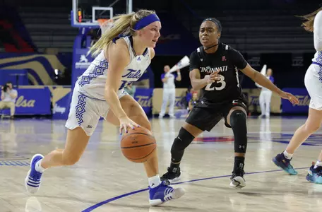 Caroline Lyles playing basketball