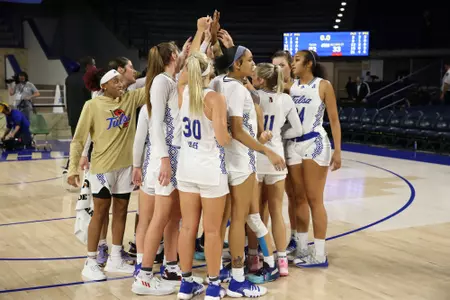 2023 WBB huddle
