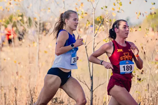 Evyn Humphrey runs at the Midwest Regional Championships