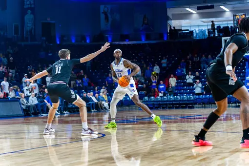 David Green scans the defense