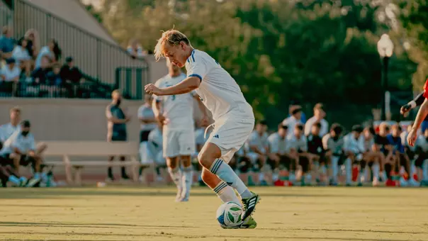 Gijs Hovius dribbles the ball